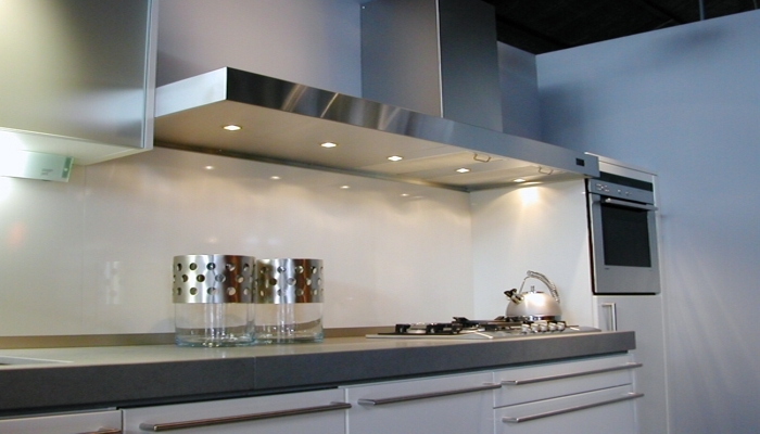 hotte de cuisine murale / avec éclairage intégré / design original /  silencieuse